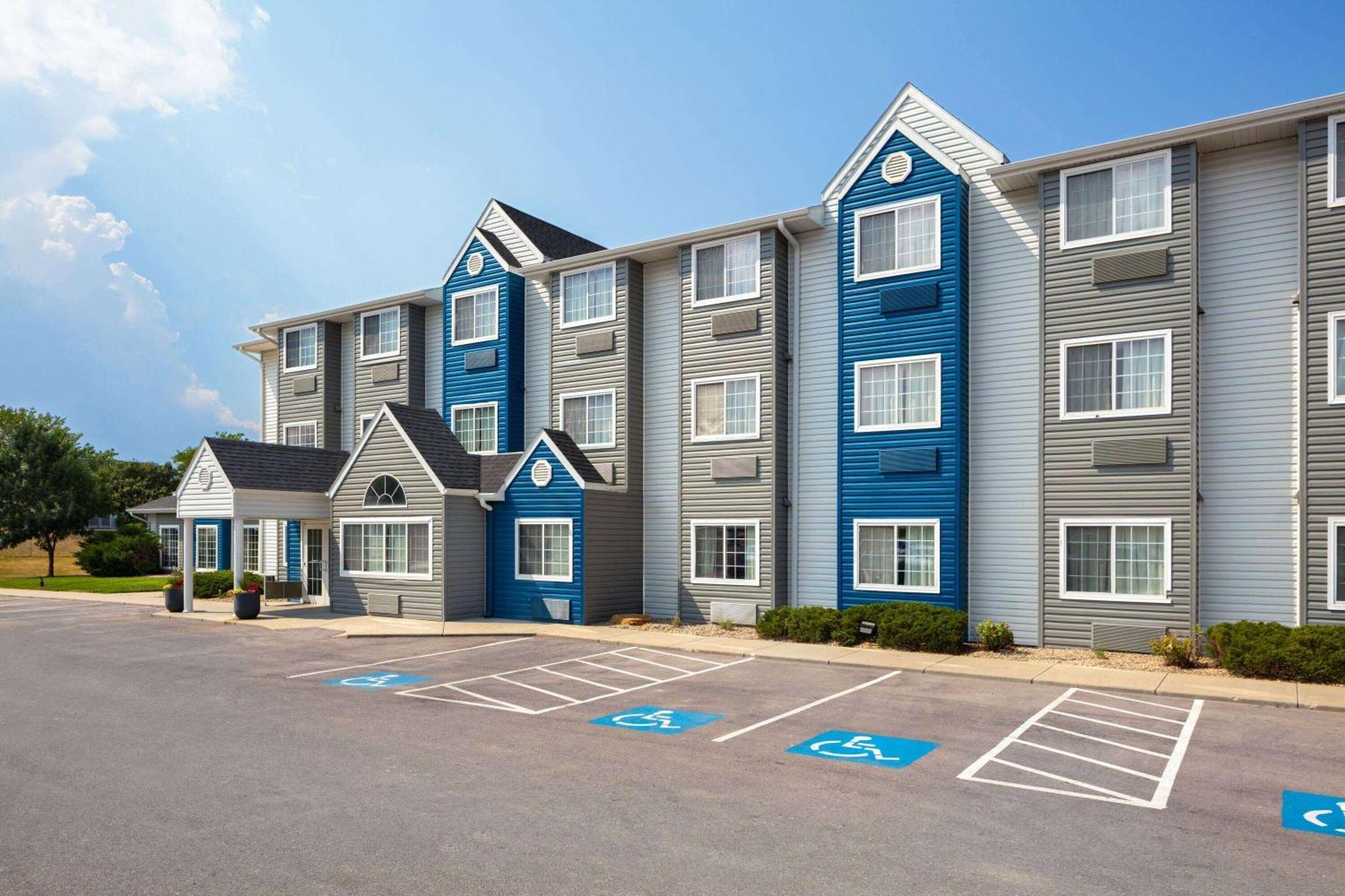 Microtel Inn & Suites By Wyndham Rapid Stadt Exterior foto